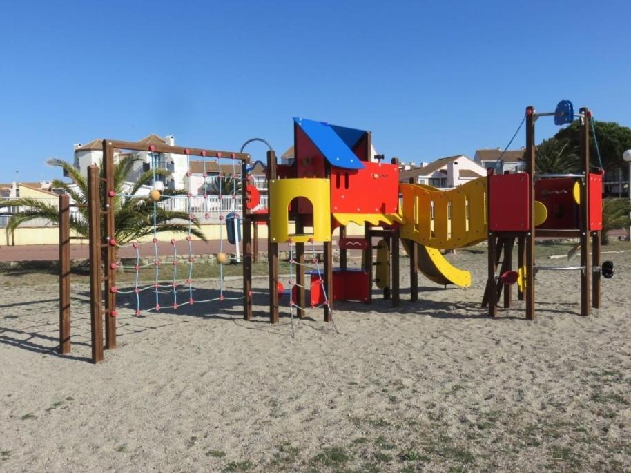 Appartement Canigou Vue: Lakeside Retreat with Pools and Playground Le Barcares Exterior photo